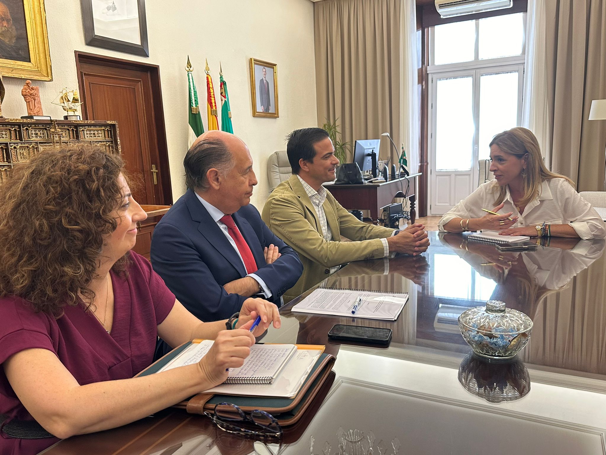 Almudena Martínez con miembros de la Fundación y CI Manzanilla de Sanlúcar (1)
