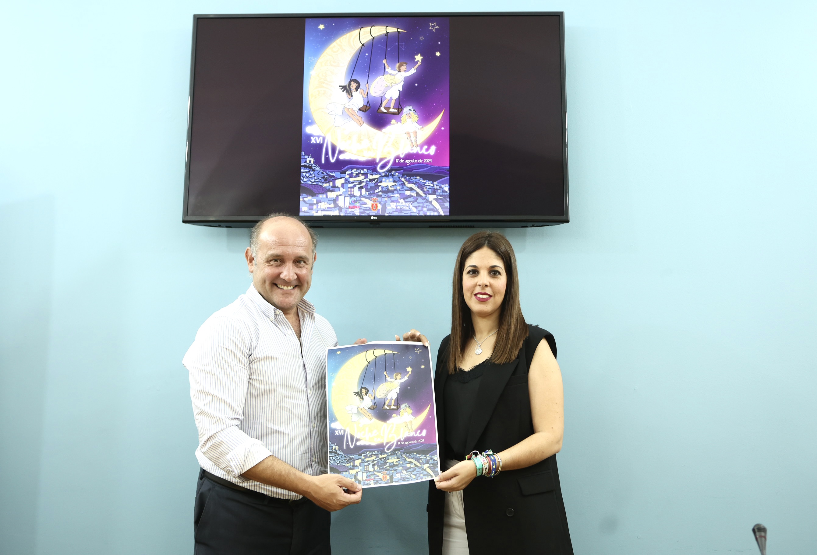 Juncho Ortiz y Tamara Lozano con el cartel de la Noche en Blanco
