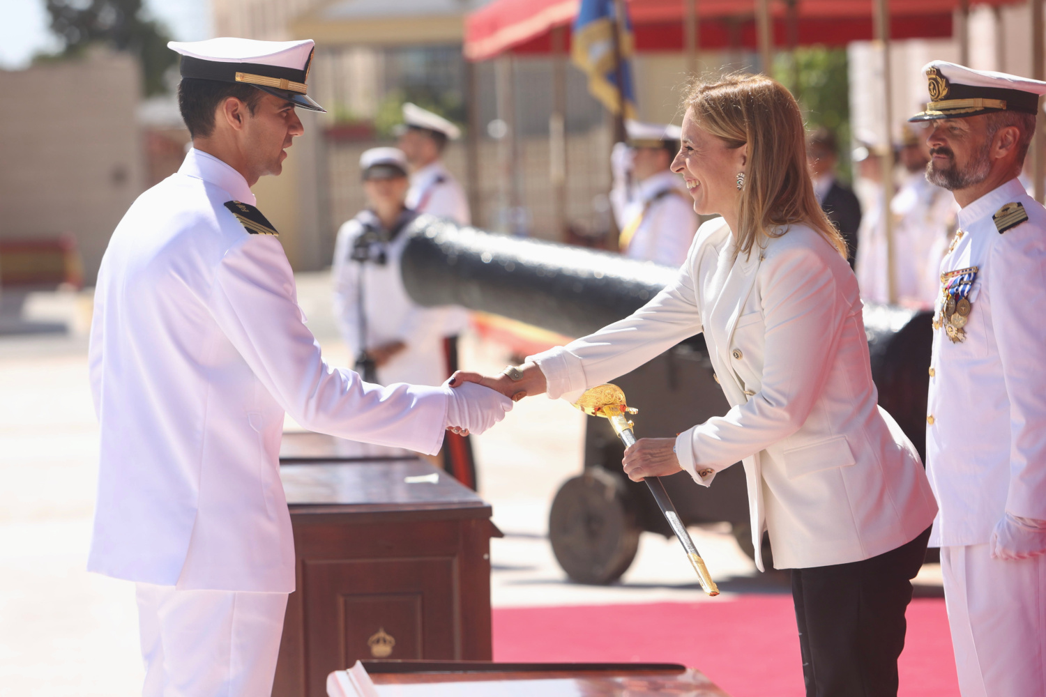 Presidenta entrega sable a nuevo saergento
