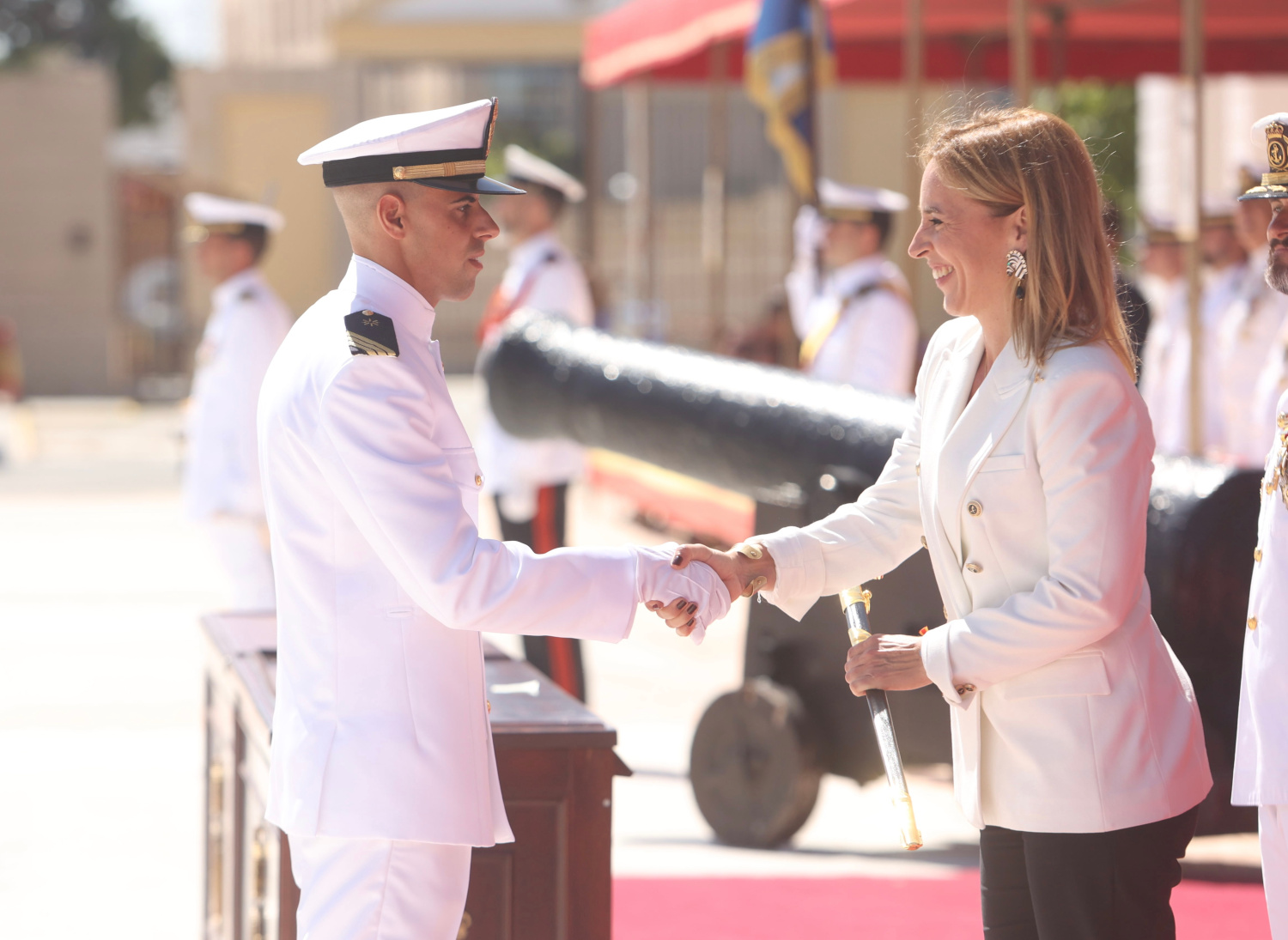 Presidenta entrega sable a sargento