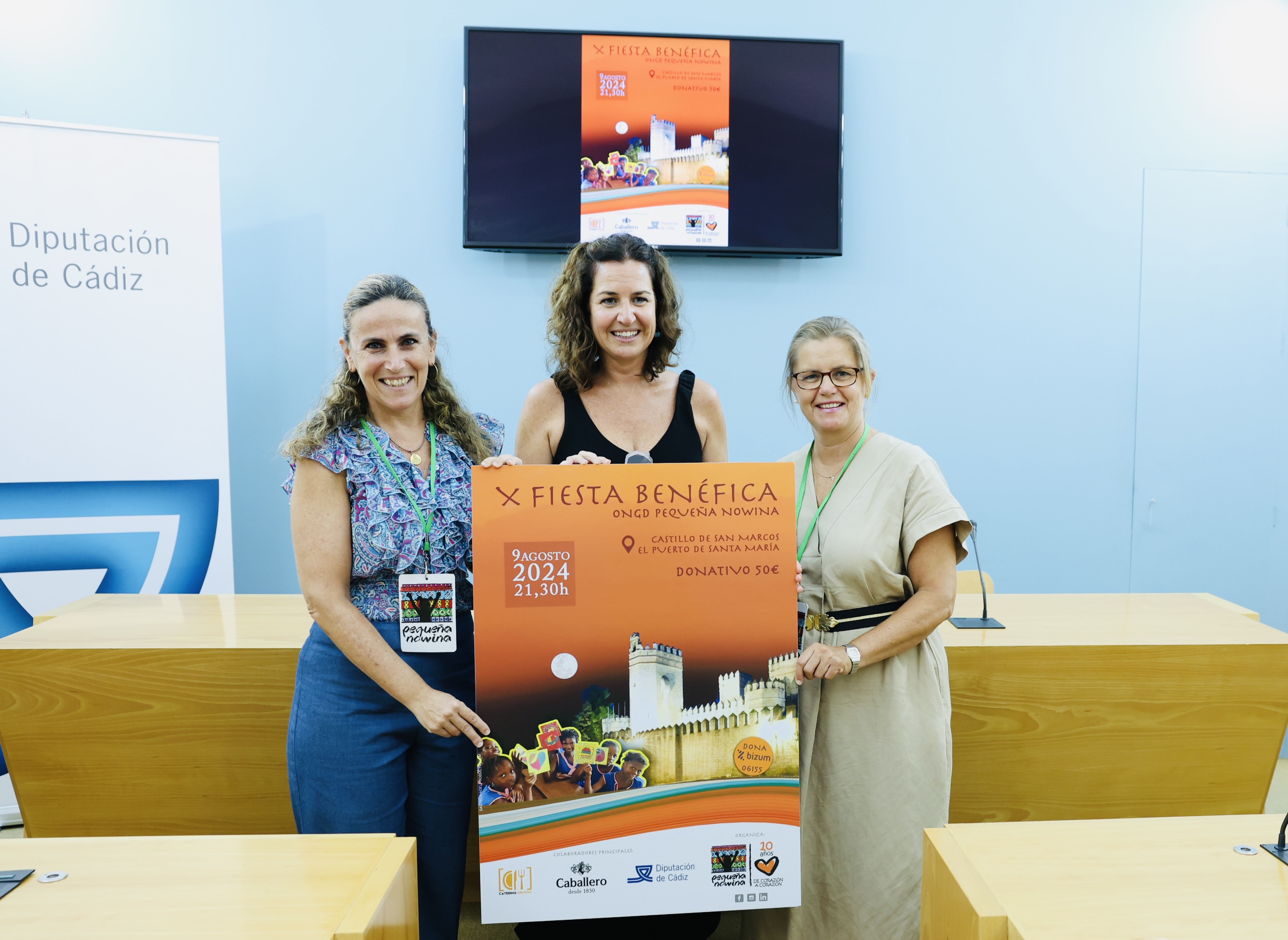 paula Conesa posa con las organizadoras