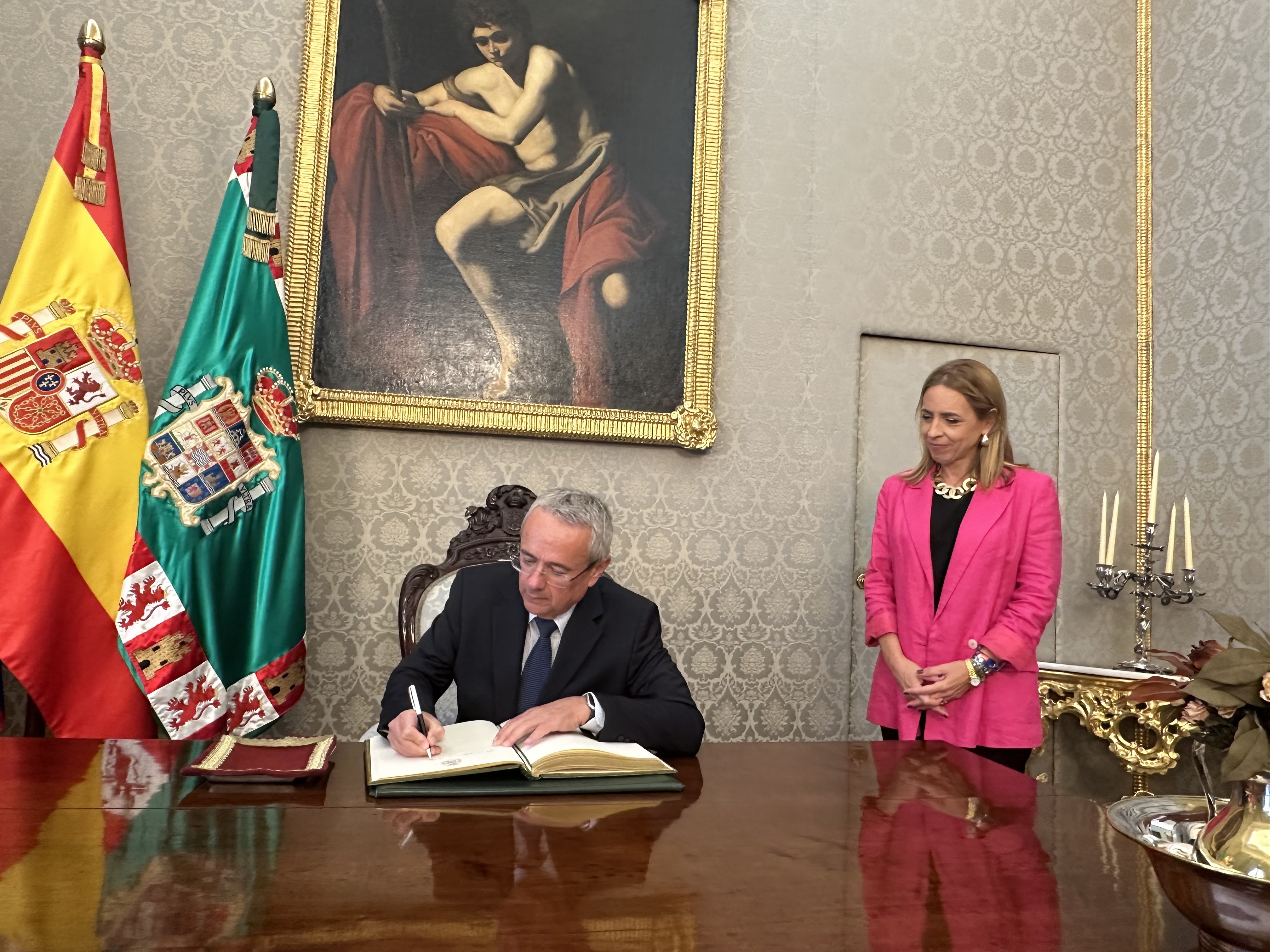 Firma en el Libro de Honor del embajador esloveno