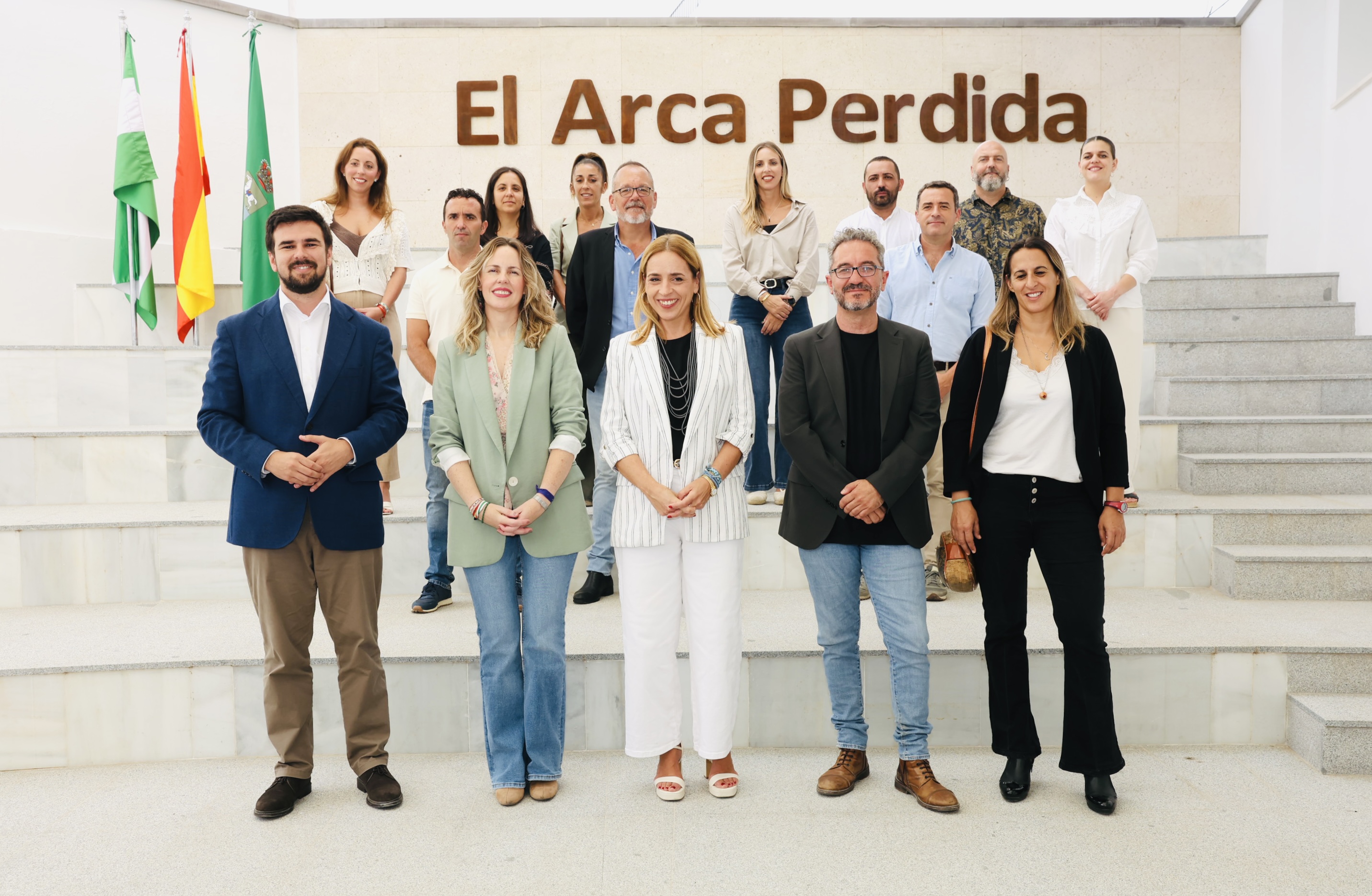 foto de grupo tras arca perdida