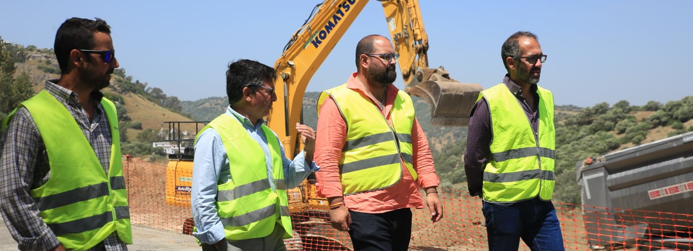 Bello con personal tecnico en visita a obras en carreteras