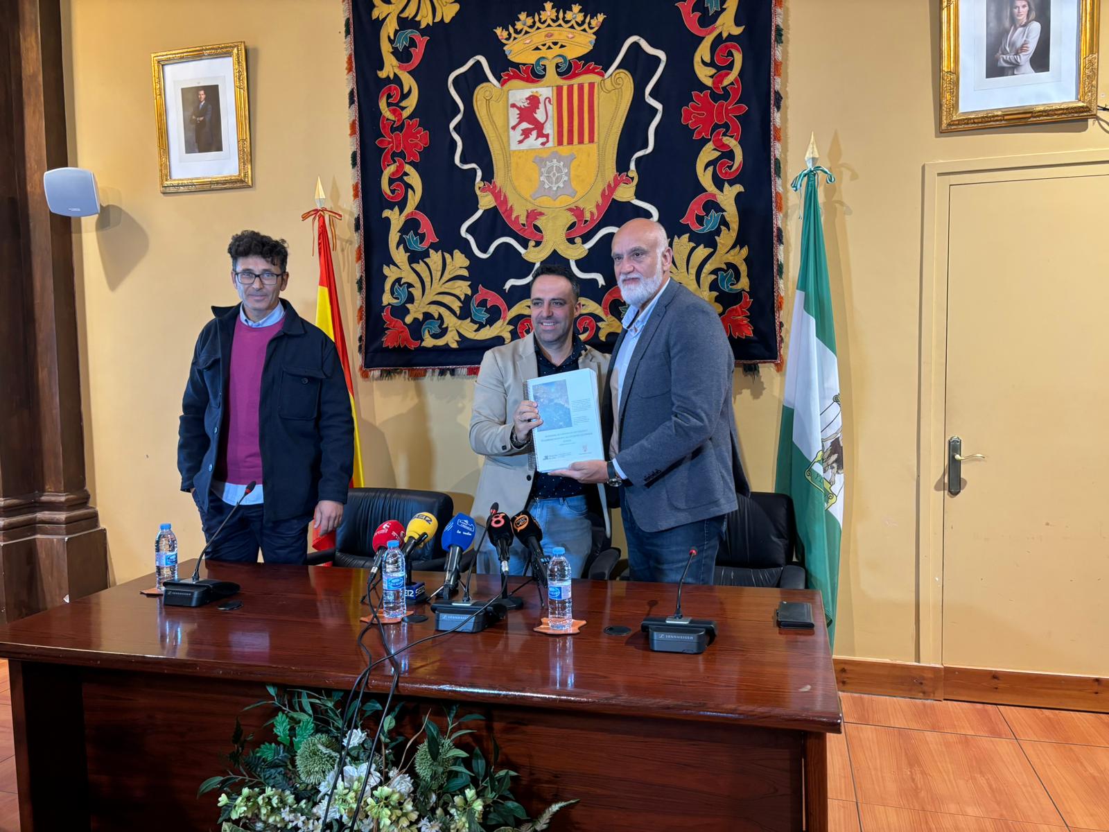 Entrega del Inventario de Caminos Públicos al Ayuntamiento de Ubrique (2)