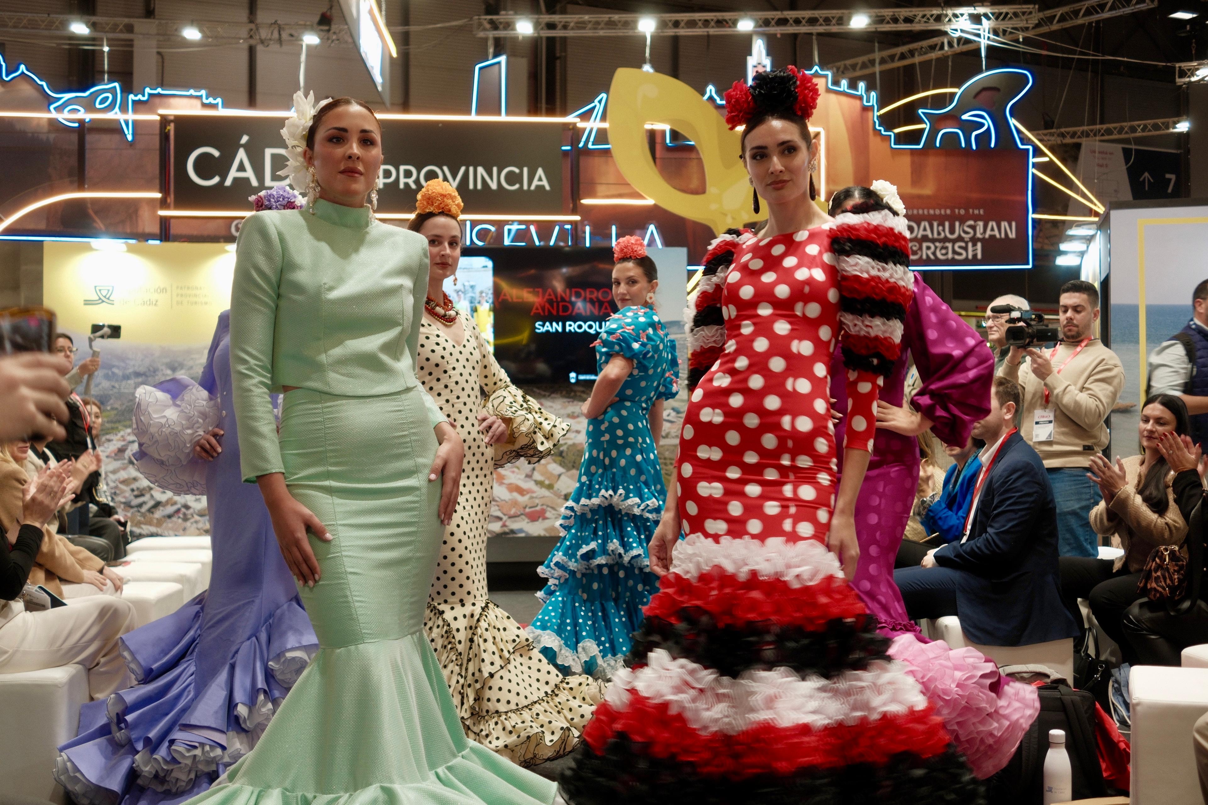 Desfile en el estand de la provincia de Cádiz en FITUR