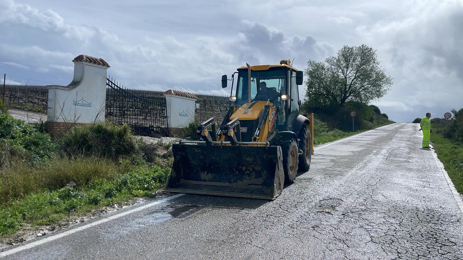 brigada limpiando calzada de la CA3108 en Jerez