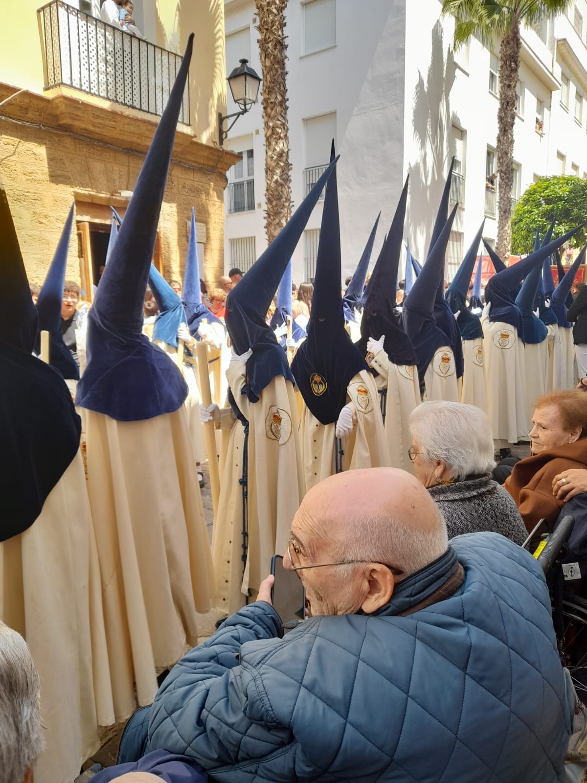 Mayores de la residencia Matía Calvo viendo la salida de La Palma