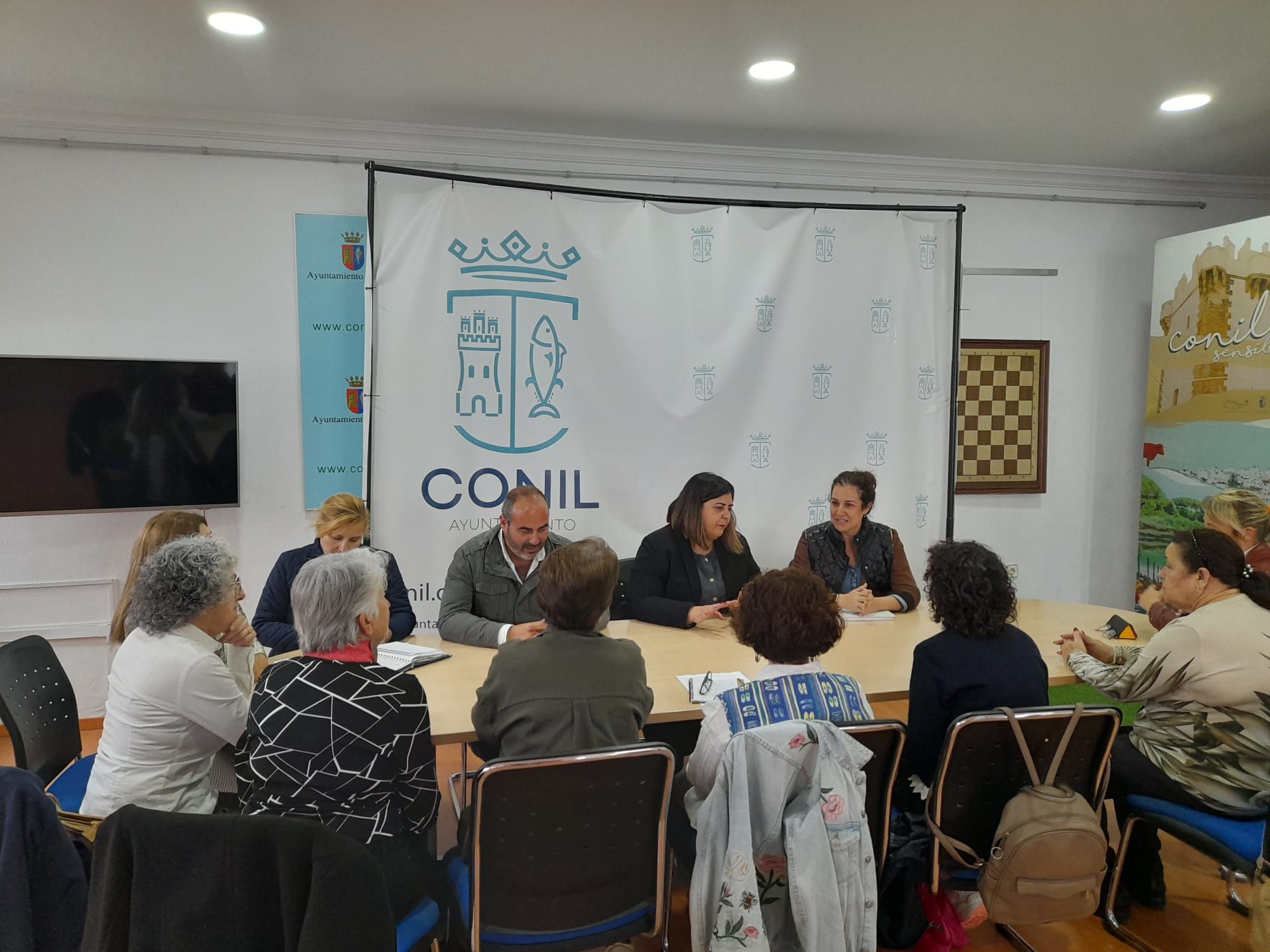 Paula Conesa y Antonio Aragón con colectivos en Conil