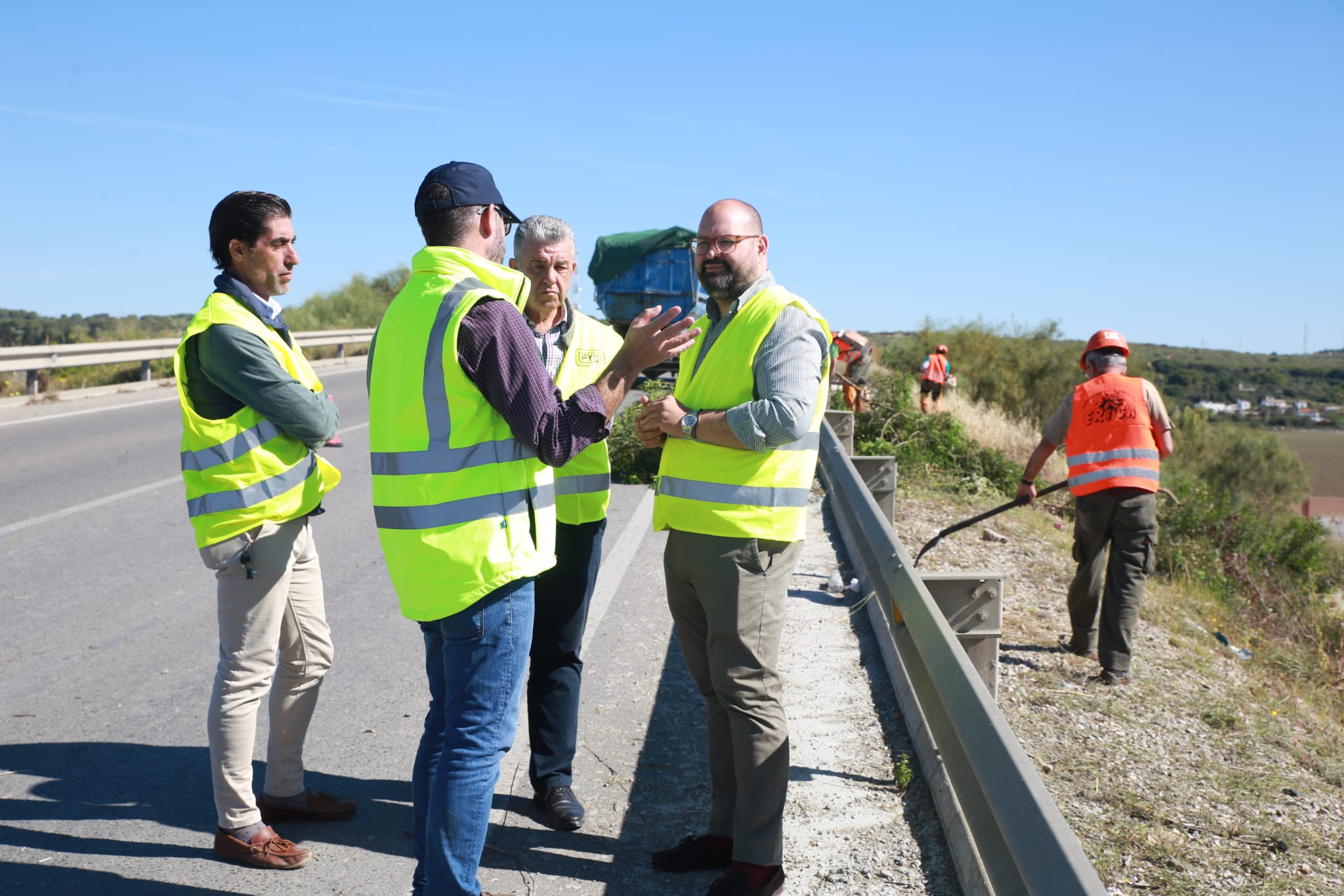 Desbroce en la carretera CA-3106