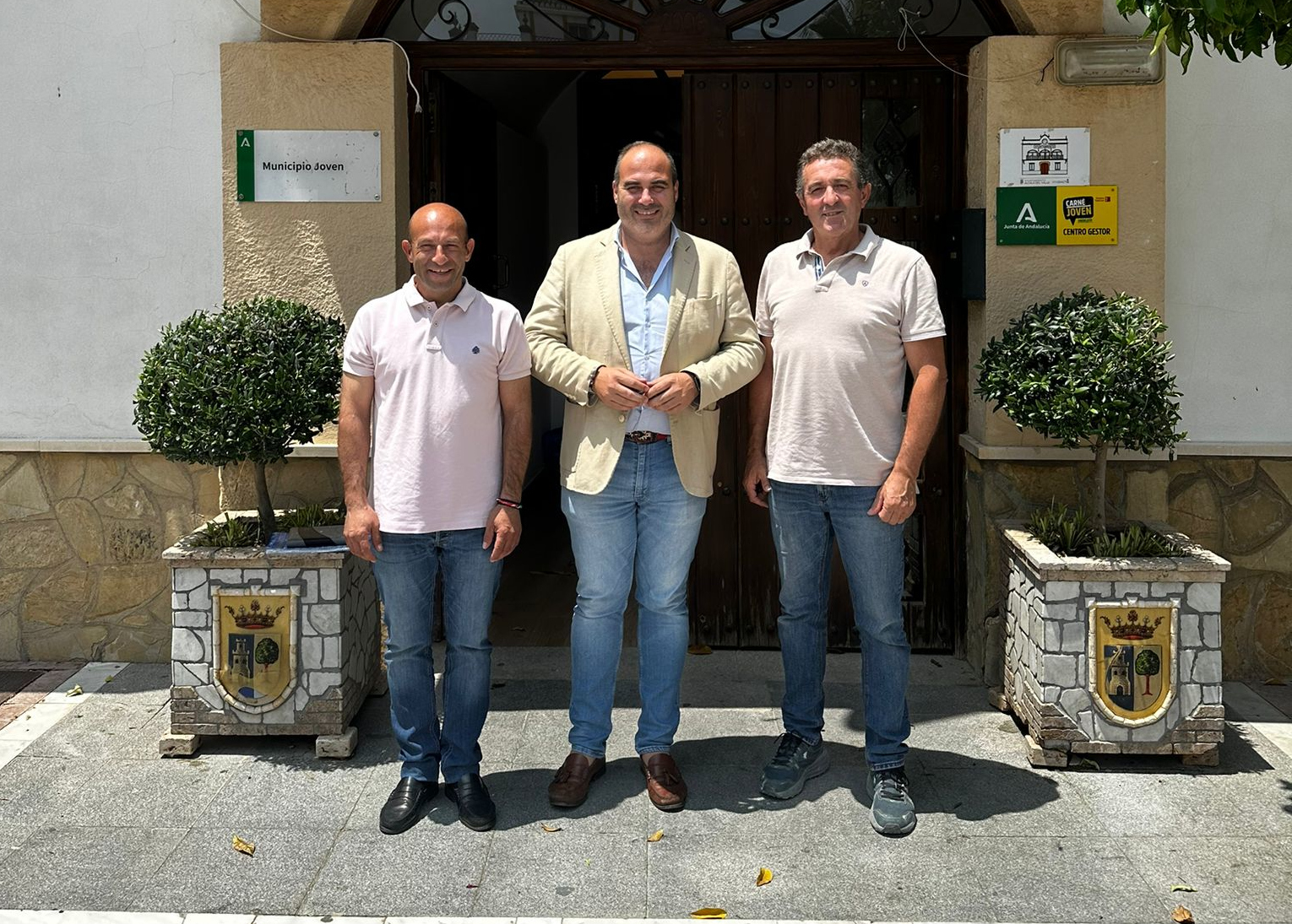 Antonio Aragon en Alcala del Valle con el alcalde Rafael Aguilera