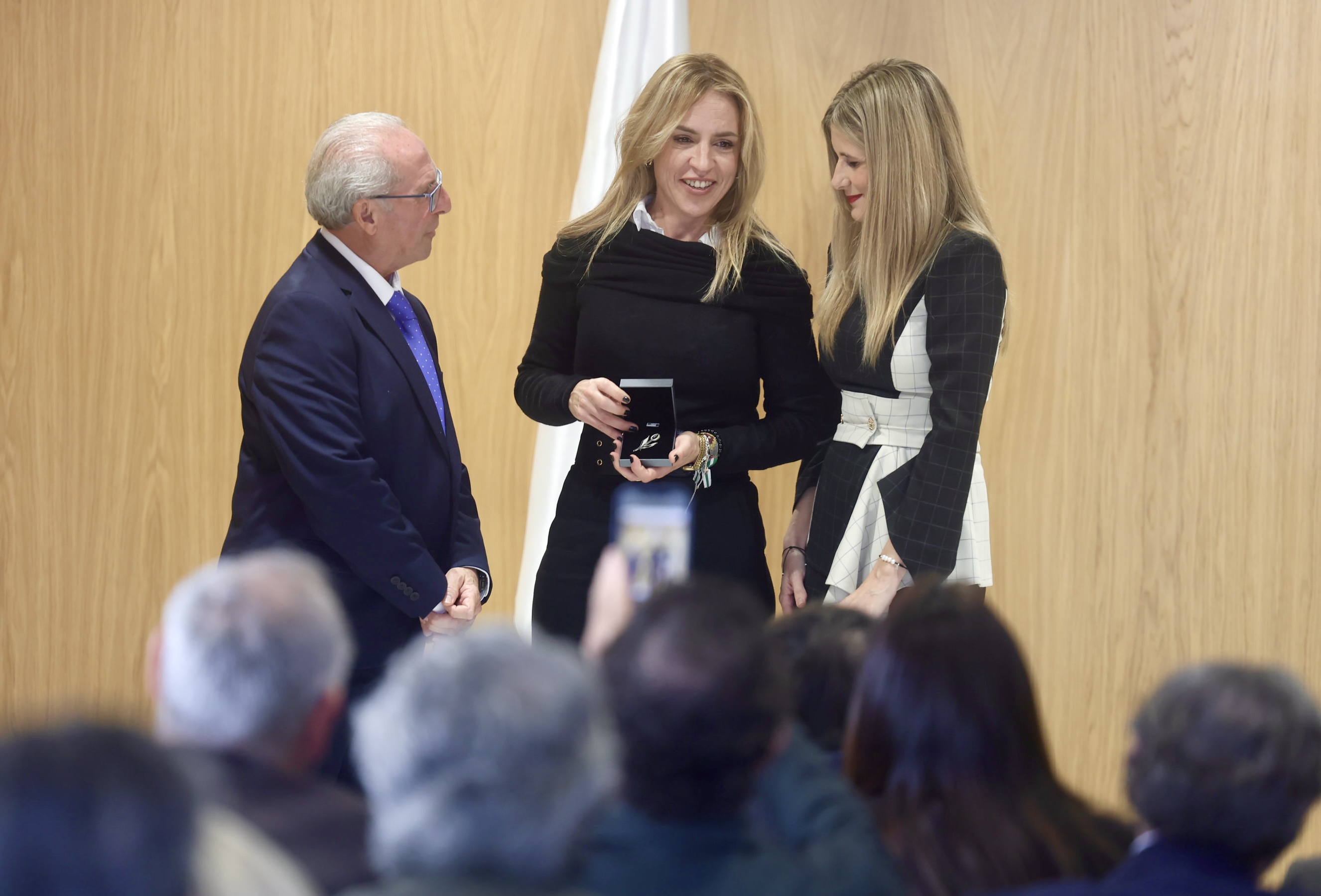 Almudena Martínez con los responsables del Centro Almudena Martínez con los responsables del Centro