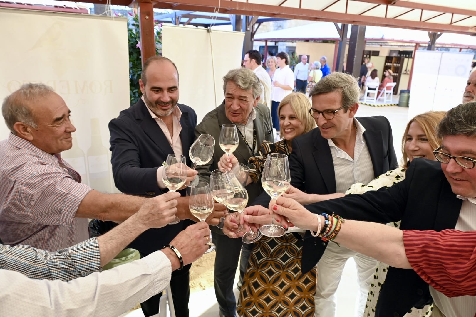 Vinoble_brindis horizontal