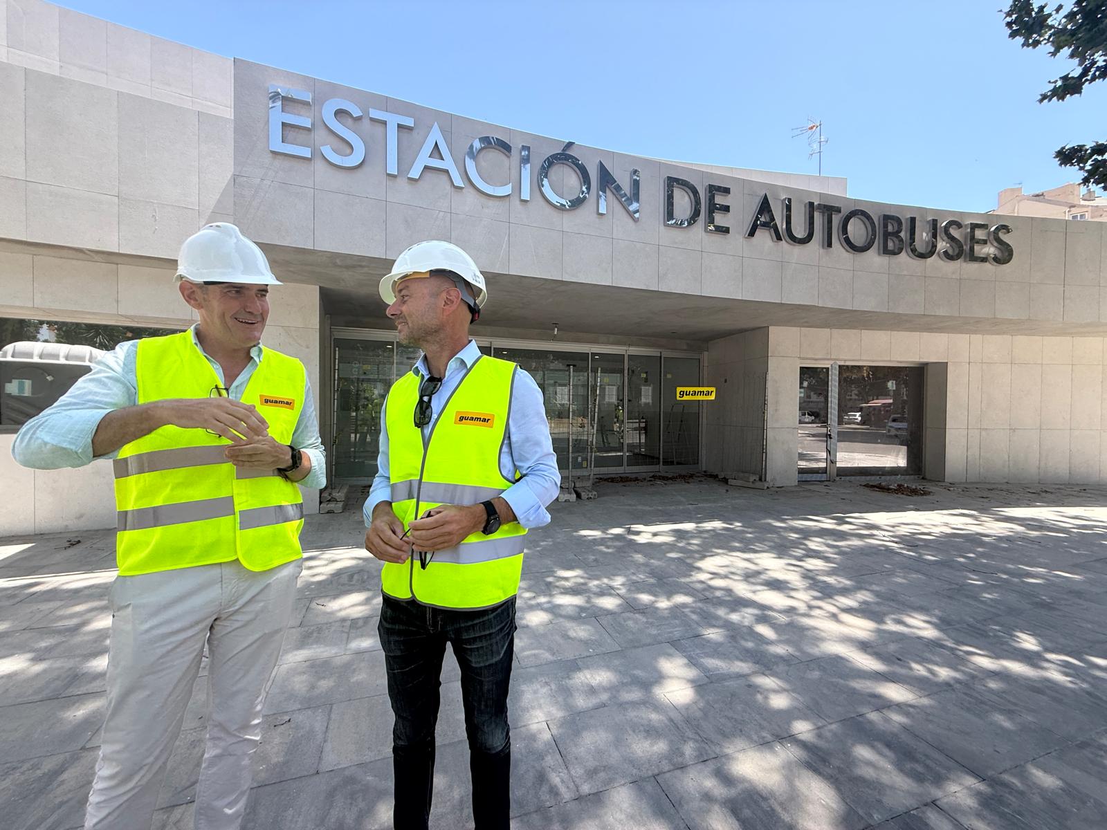 Hidalgo ante la estación de autobuses de La Línea