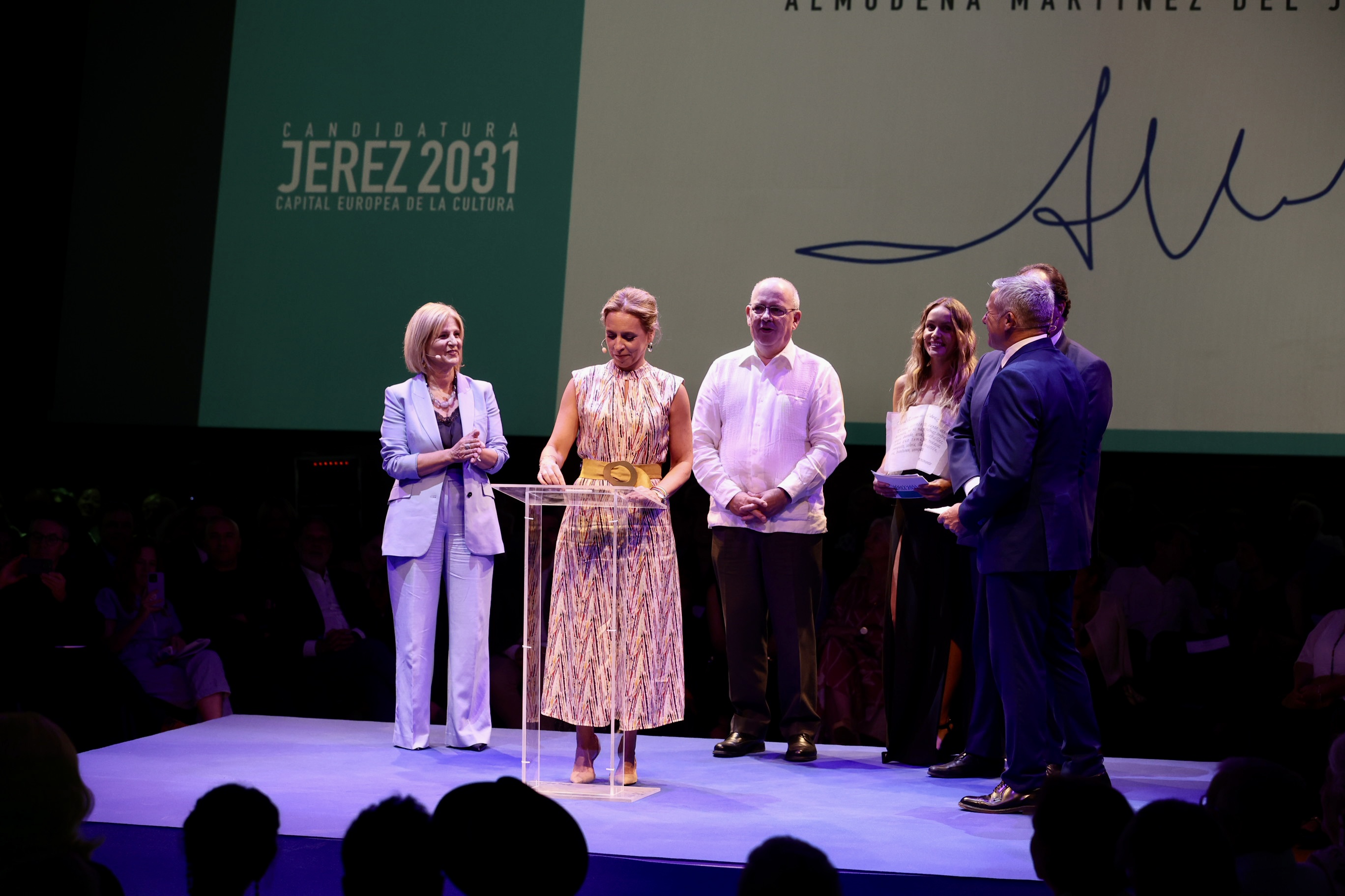 Jerez presenta junto a instituciones y entidades de la provincia el sueño compartido de ser Capital Europea de la Cultura en 2031 Momento de la firma de Almudena Martínez