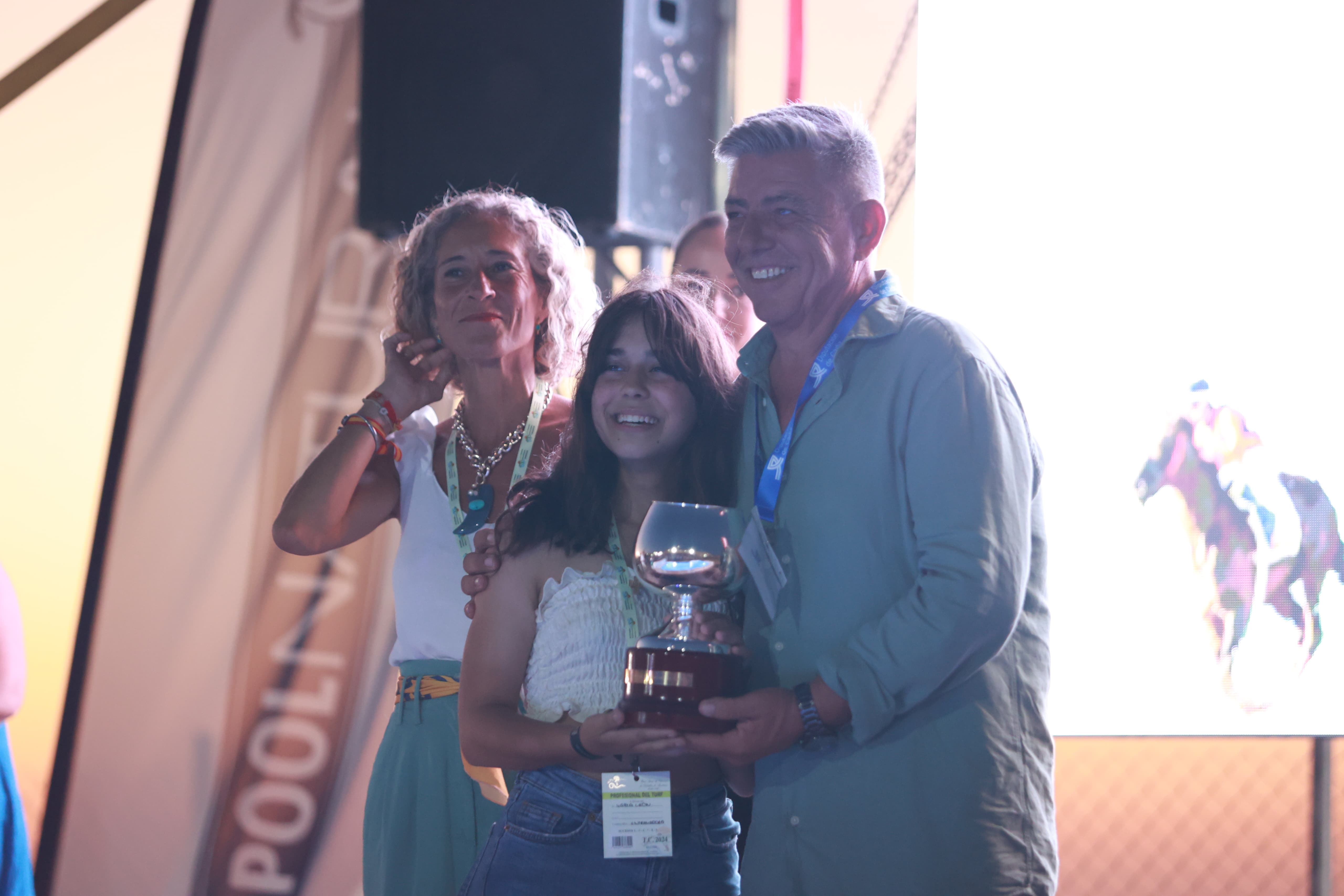 Ignacio Trujillo entrega el trofeo a Marta León, hija del entrenador del caballo ganador (3)