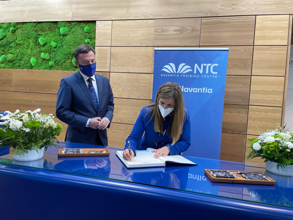 Irene Garcia aporta sus impresiones en el libro de firmas del NTC