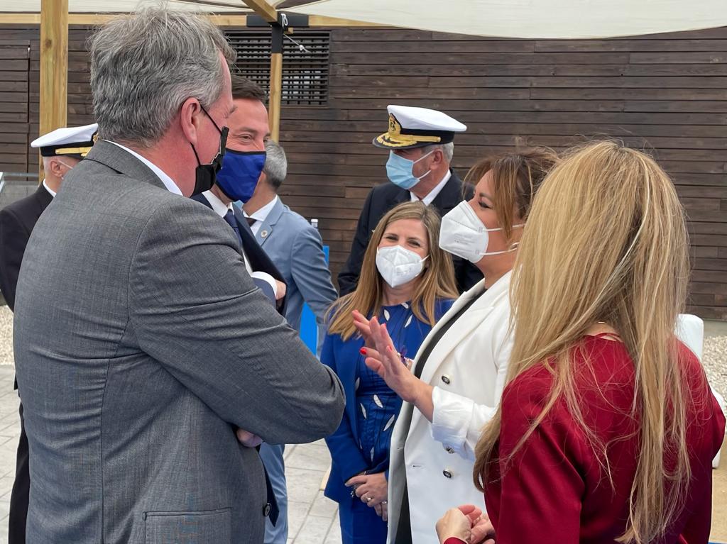 Irene Garcia con Elena Amaya y el presidente de Navantia