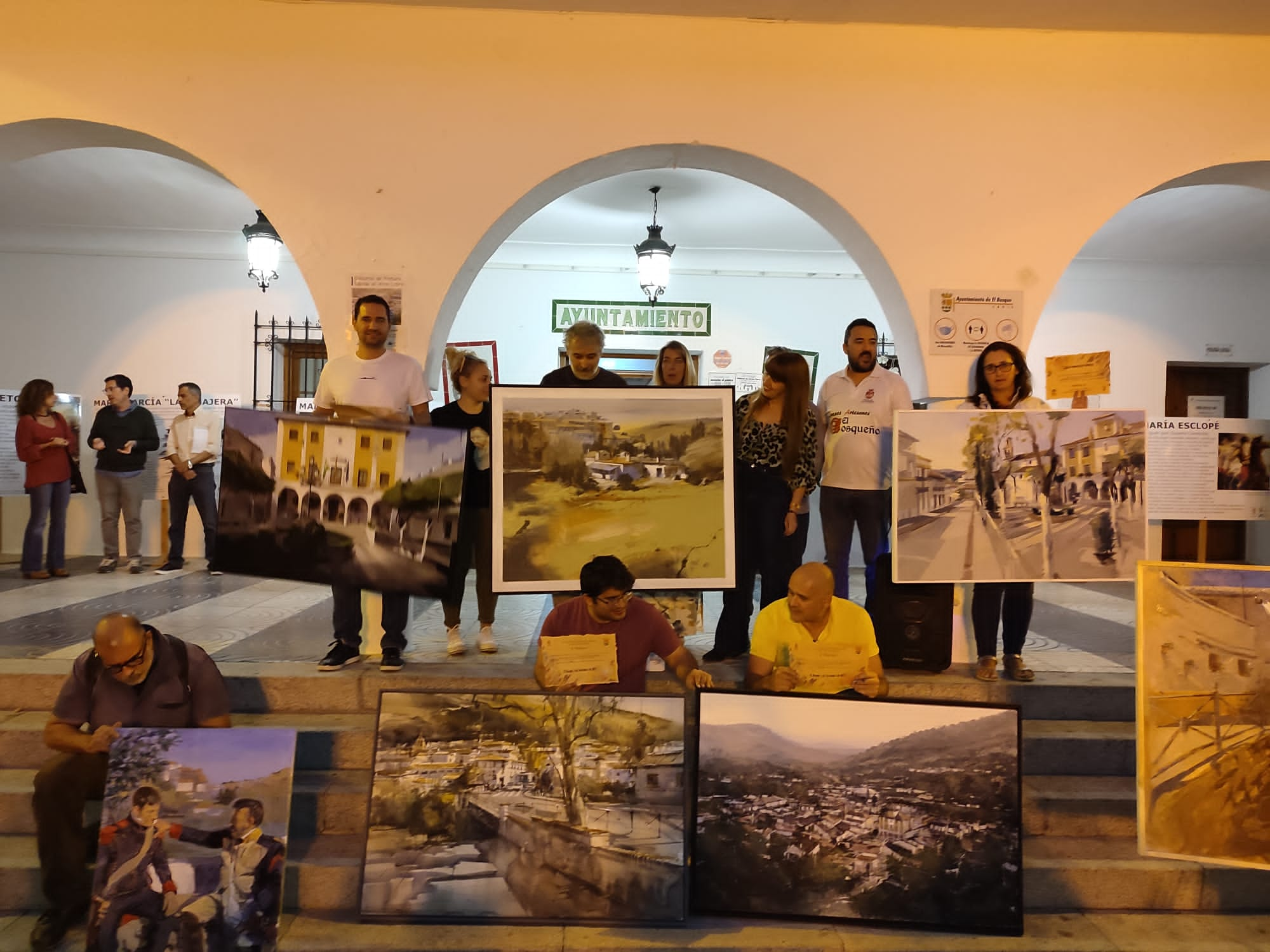 Artistas con las obras a concurso