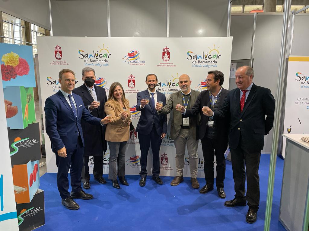 Brindis por la feria Bienmesabe en estand de Sanlucar