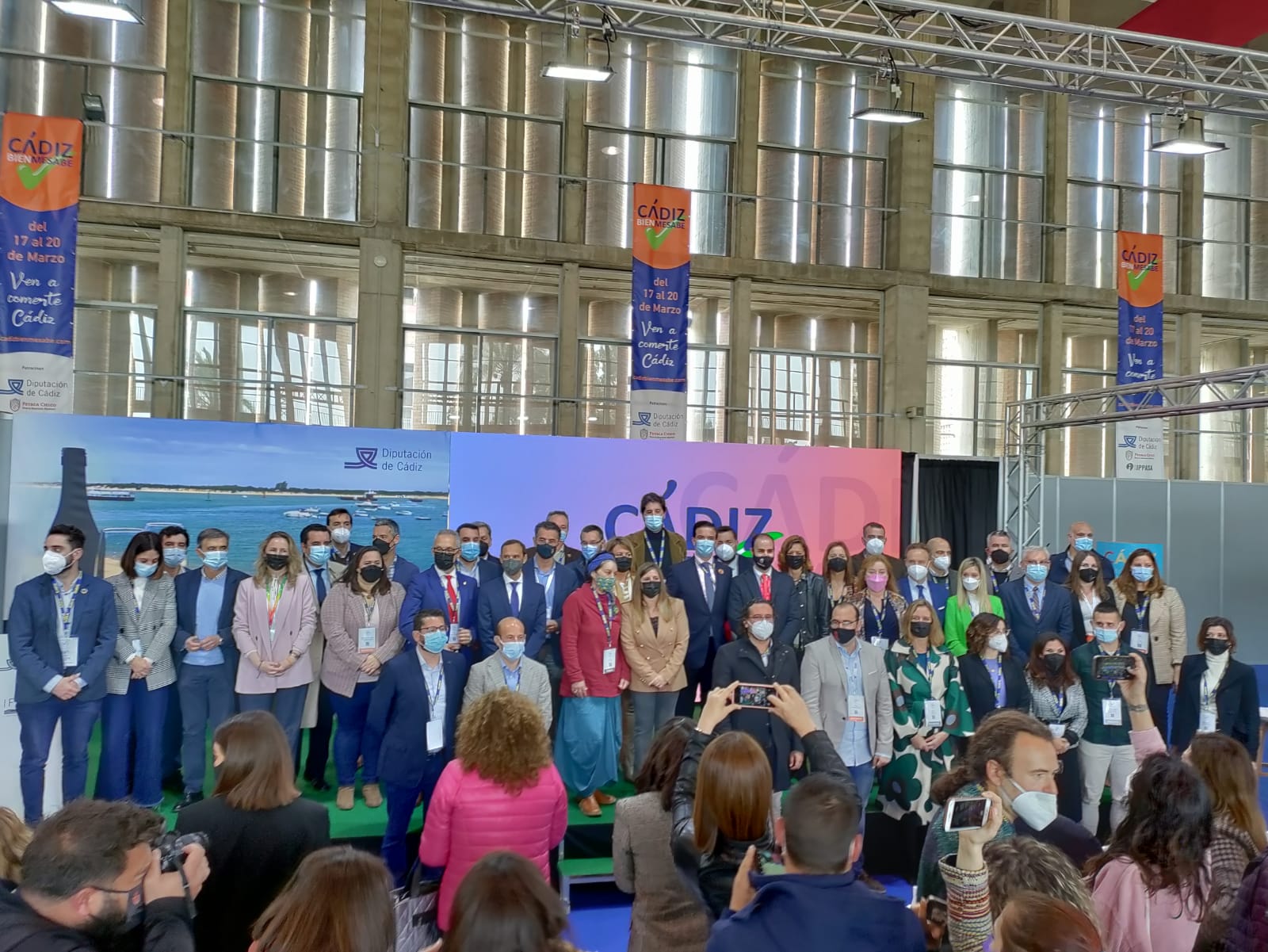 Foto de familia de la inauguración de la Feria Cádiz Bienmesabe