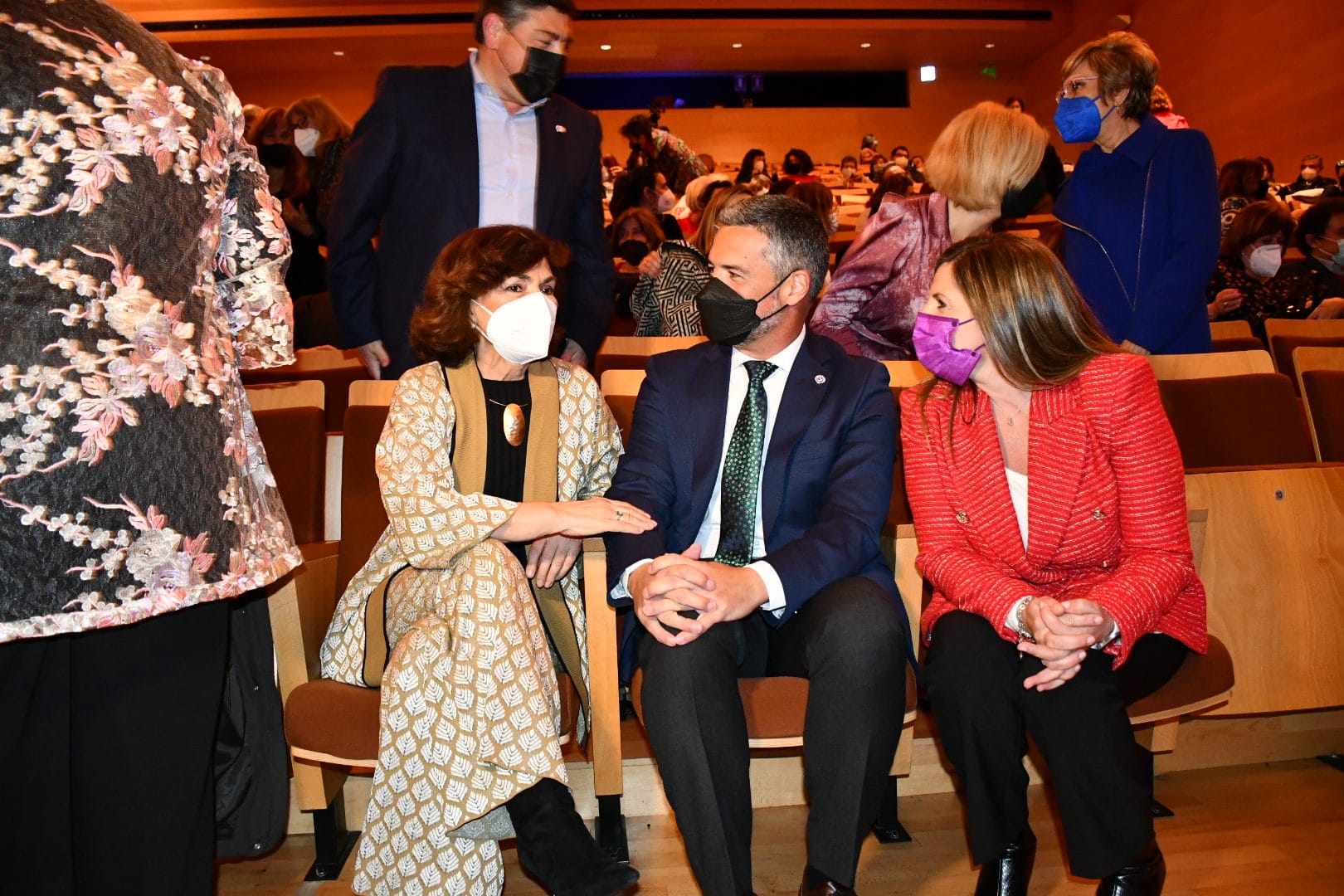 Carmen Calvo, Javier Ruiz e Irene García, conversan antes de que empiece el acto.