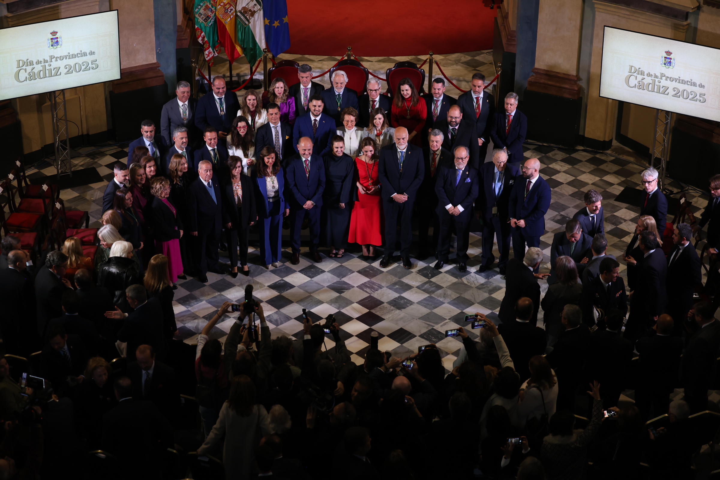 2 Distinguidos con la Corporación